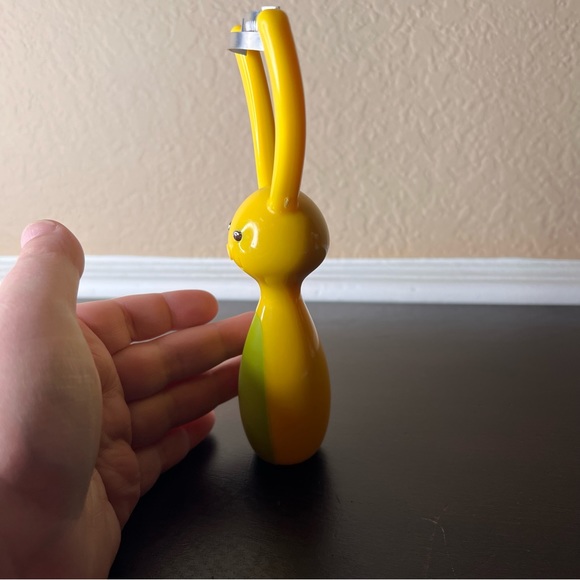 Vintage Boston Warehouse Bunny Rabbit vegetable Peeler, Sunny Yellow Lime Green - Picture 3 of 8